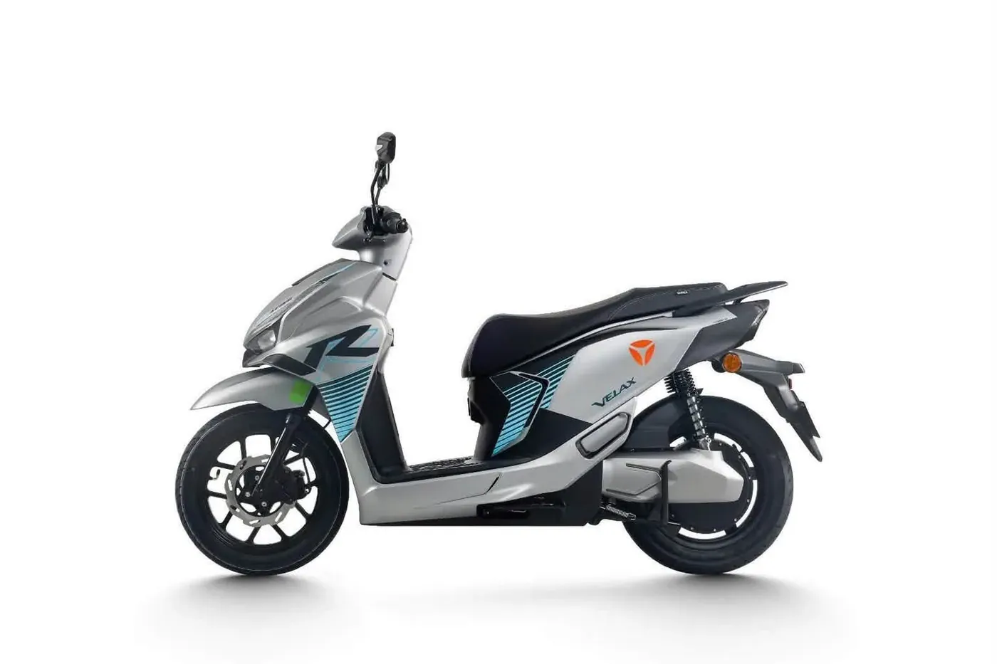 Yadea Velax P màu bạc tem mới tại showroom Luân Thành Công Bình Dương