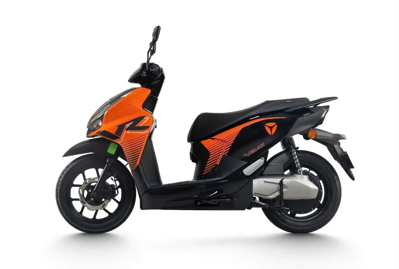 Yadea Velax P màu cam vũ trụ tem mới tại showroom Luân Thành Công Thuận An
