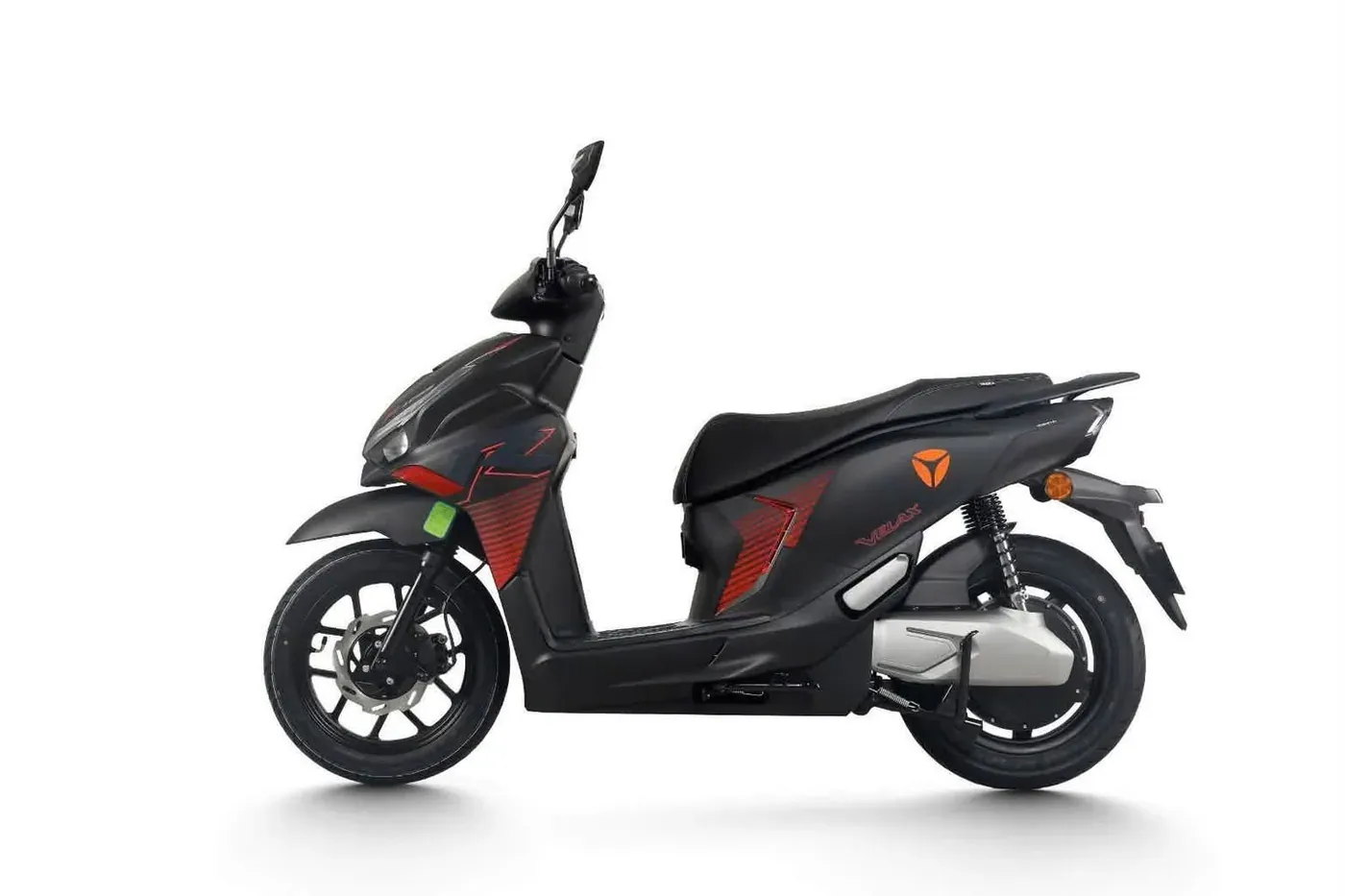 Yadea Velax P màu đen tem mới tại showroom Luân Thành Công Thuận An Bình Dương
