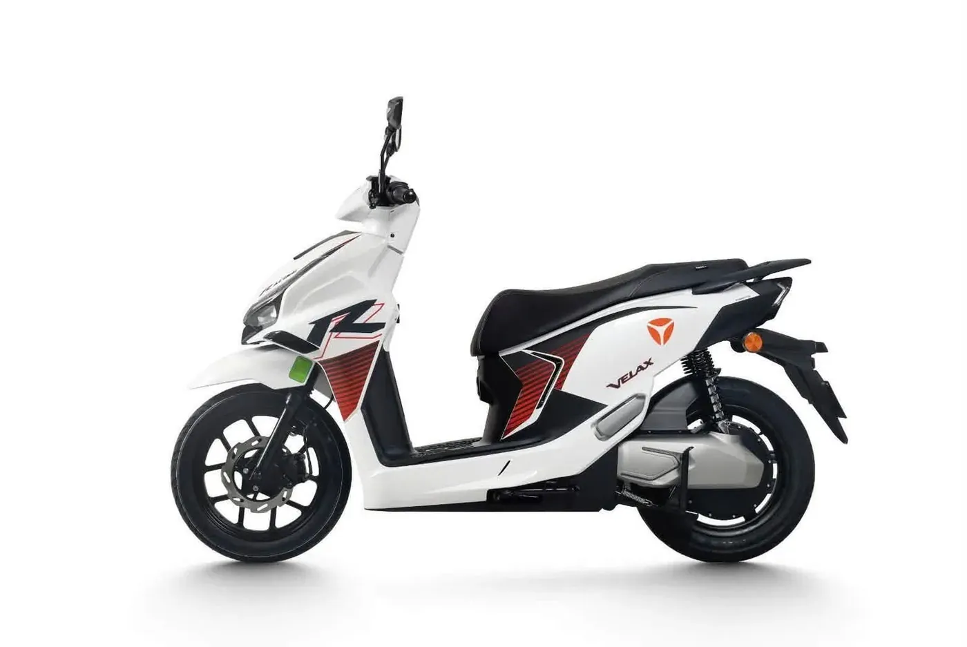 Yadea Velax P màu trắng đỏ tem mới tại showroom Luân Thành Công Thuận An