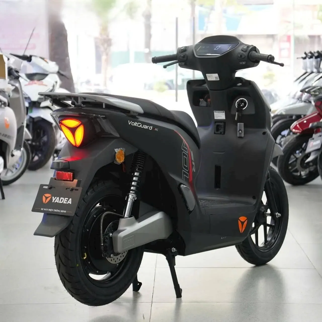 Đuôi xe Yadea Voltguard U80 xám đen tại Bình Dương
