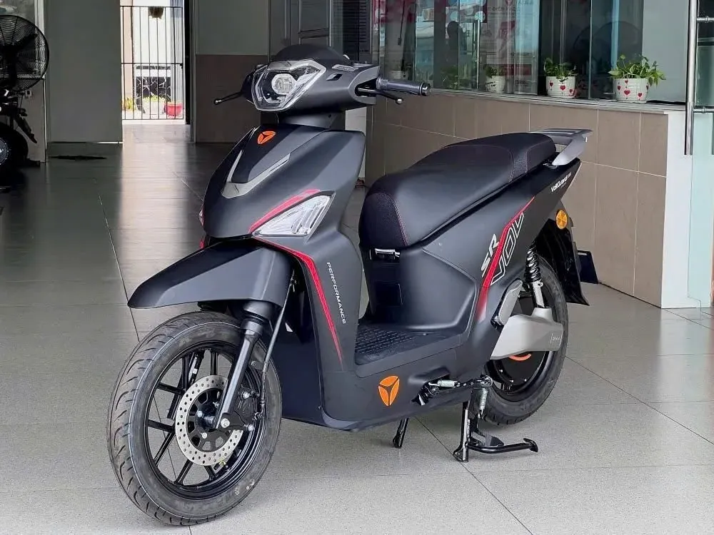 Xe máy điện Yadea Voltguard U80 xám đen toàn thân tại showroom Luân Thành Công Bình Dương