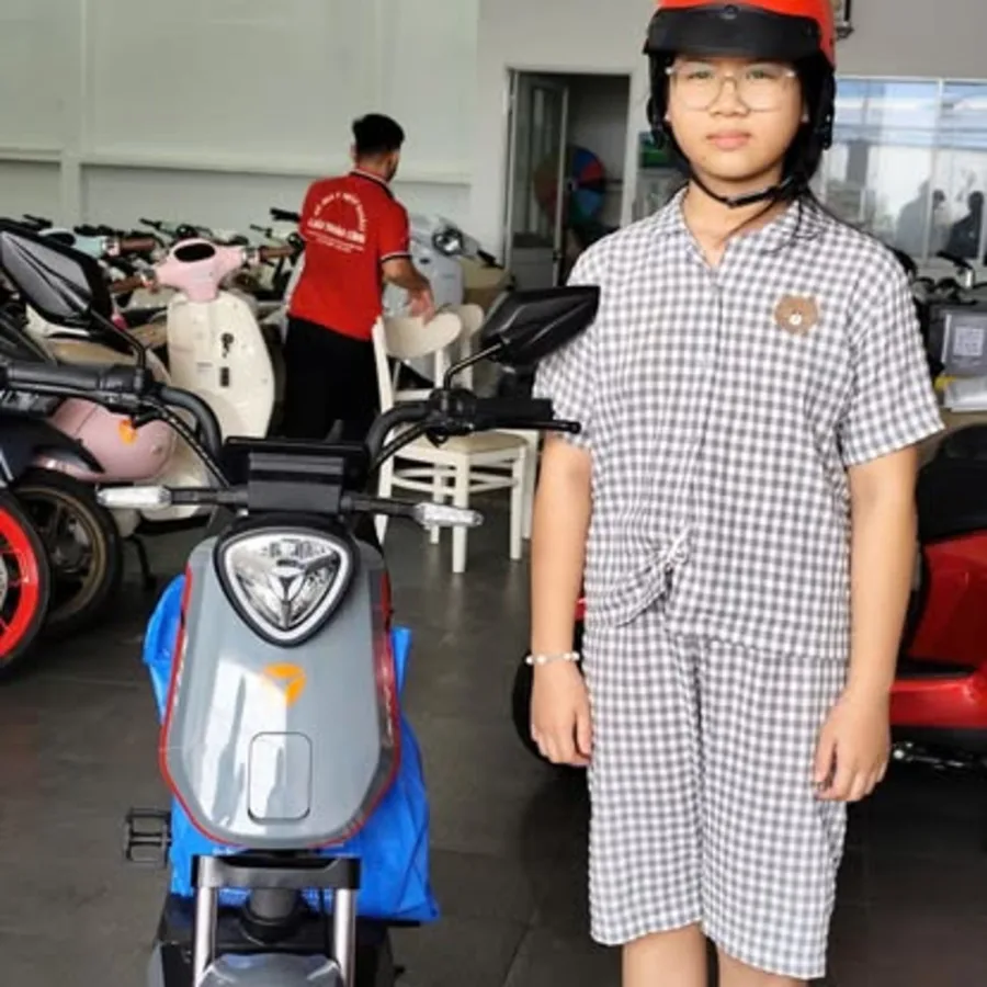 Nhân viên Luân Thành Công tư vấn xe điện tại showroom